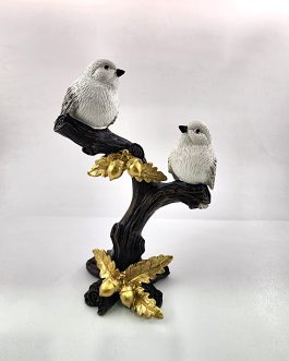 זוג ציפורים פולי לבנים על ענף חום