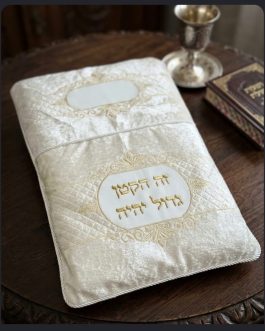 כרית לברית 70X47 קטיפה לבנה כיתוב זהב